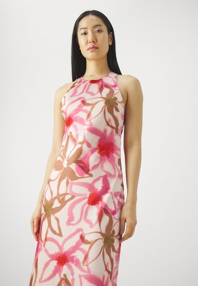 Abito a stampa floreale in rosa con sfumature di rosso e marrone. Presenta un collo alla halter e una silhouette aderente, realizzato in tessuto leggero.
