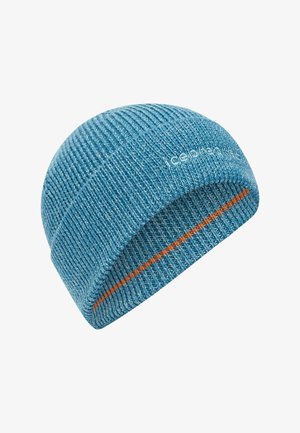 Gorro de punto en azul claro con un patrón de canalé texturizado, que presenta una franja naranja contrastante cerca de la parte inferior y un logo sutil.