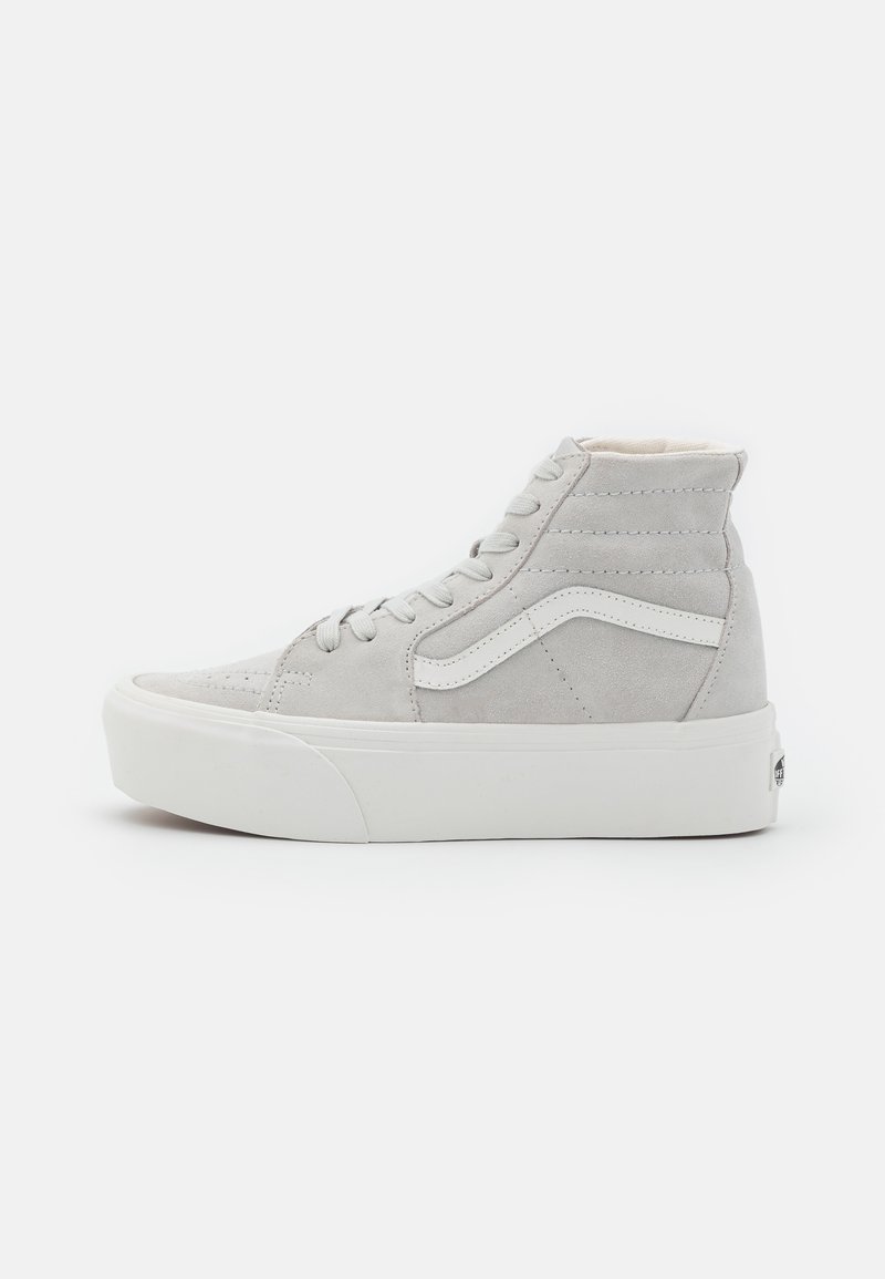 Graue Wildleder-Hochtop-Sneaker mit weißen Schnürsenkeln und einem weißen Seitenstreifen, ausgestattet mit einer Gummisohle und strukturierten Details am Obermaterial.
