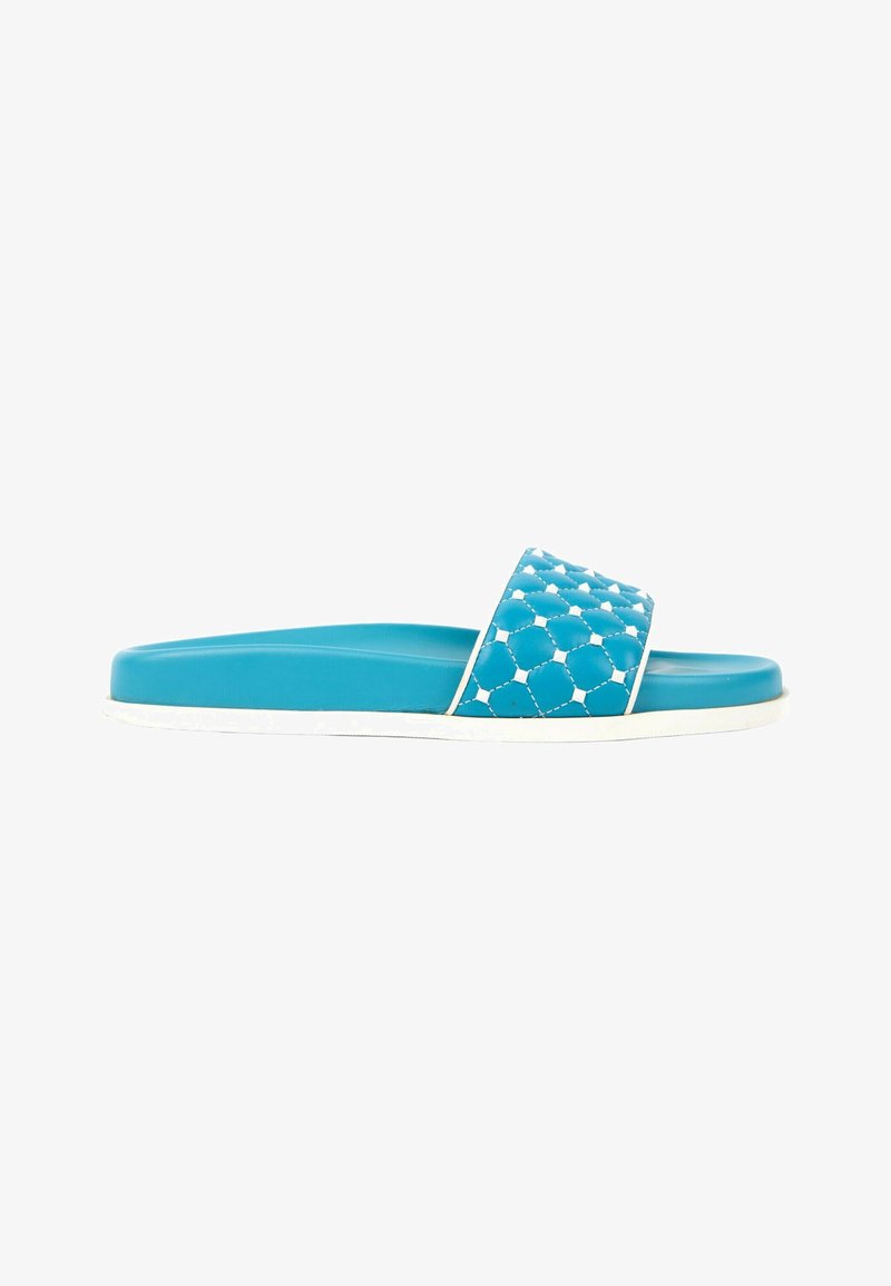 Sandale slide bleue avec semelle blanche et une bride texturée présentant un motif hexagonal matelassé.
