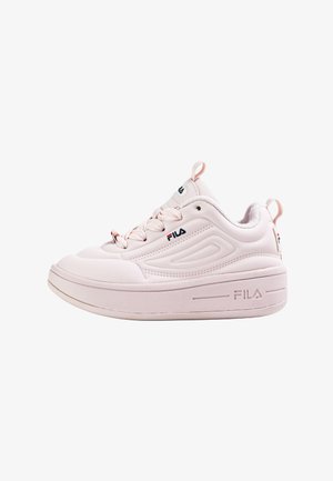 Baskets plateforme roses avec une tige synthétique lisse, un bout arrondi et des détails texturés. Comprend des lacets clairs et le logo Fila sur la languette.