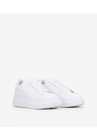 Sneakers bianchi con tomaia in pelle liscia, punta rotonda, suola piatta e design con allacciatura a sei occhielli. Piccole perforazioni vicino ai lati.