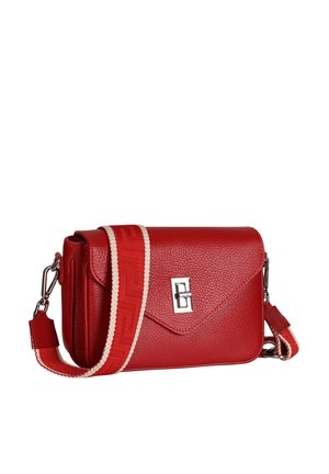 Sac bandoulière en cuir rouge texturé avec rabat avant, fermoir argenté et large bandoulière rouge bordée de blanc.