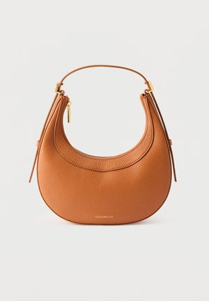 Torba iz rjave usnja v polmesecasti obliki z zgornjim zadrgo, kratkim ročajem in subtilnim zlatim logotipom "Coccinelle" na sprednji strani.