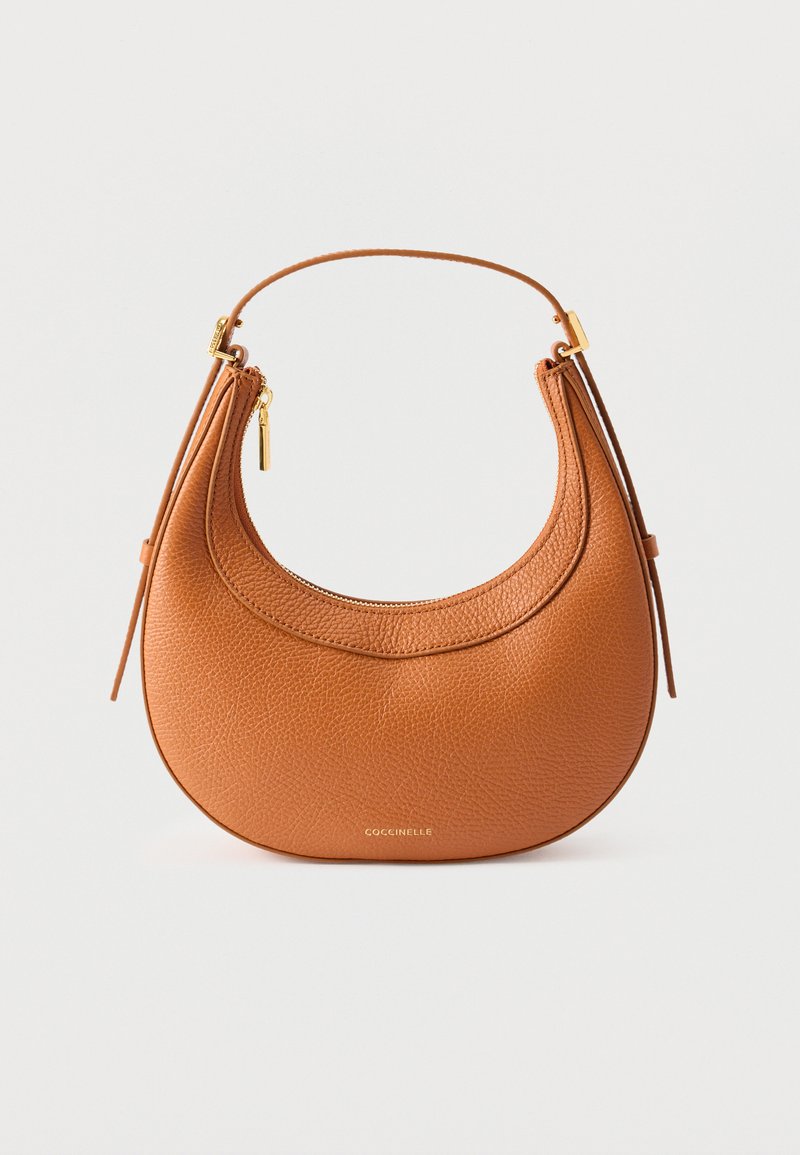 Τσάντα χειρός από δέρμα σε χρώμα τάμπα, σχηματισμένη σαν ημισέληνος, με επάνω φερμουάρ, κοντή λαβή και διακριτικό χρυσό λογότυπο "Coccinelle" στο μπροστινό μέρος.