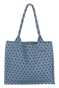 Mėlynas audinio pirkinių krepšys su ilgomis rankenomis, dekoruotas mažų juodų širdelių raštu tolygiai paskirstytu per visą paviršių.