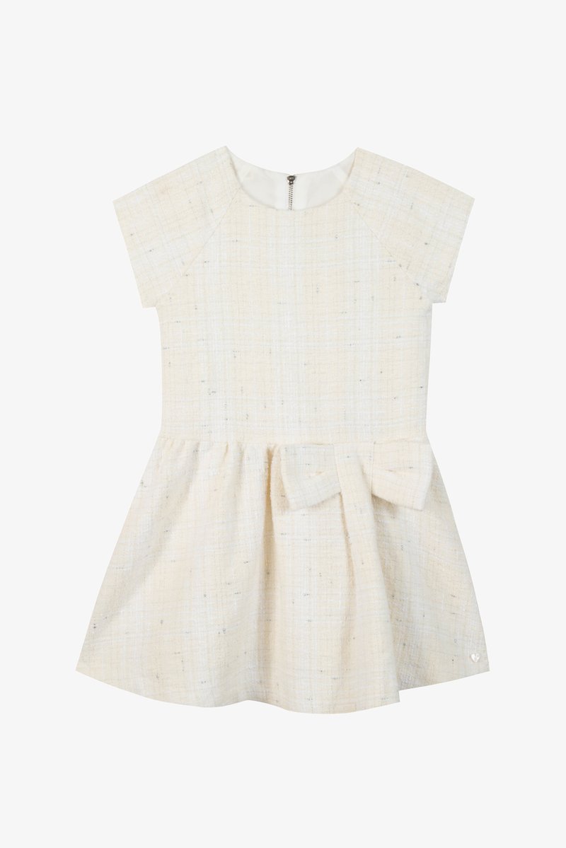 Robe de couleur crème avec des manches courtes, tissu texturé, jupe évasée et un détail en nœud à la taille. Fermeture éclair au dos.