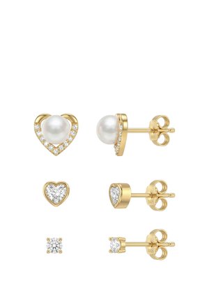 Tre par guldørestikker med perler, hjerteformede og runde klare ædelsten, vist forfra og fra siden på hvid baggrund.
