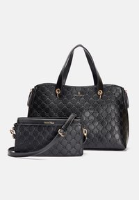 Due borse in pelle nera goffrata di Anna Field, una borsa a mano grande con doppio manico e una borsa a tracolla più piccola con una cinghia.