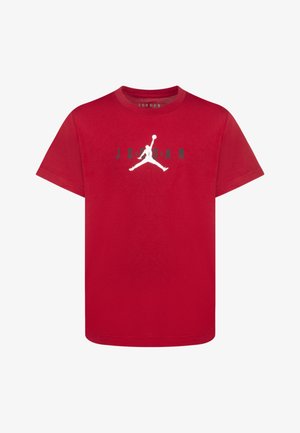 Rød bomulds t-shirt med korte ærmer. Har et hvidt Jumpman-logo og "JORDAN" i mørk skrift henover brystet. Glat tekstur.