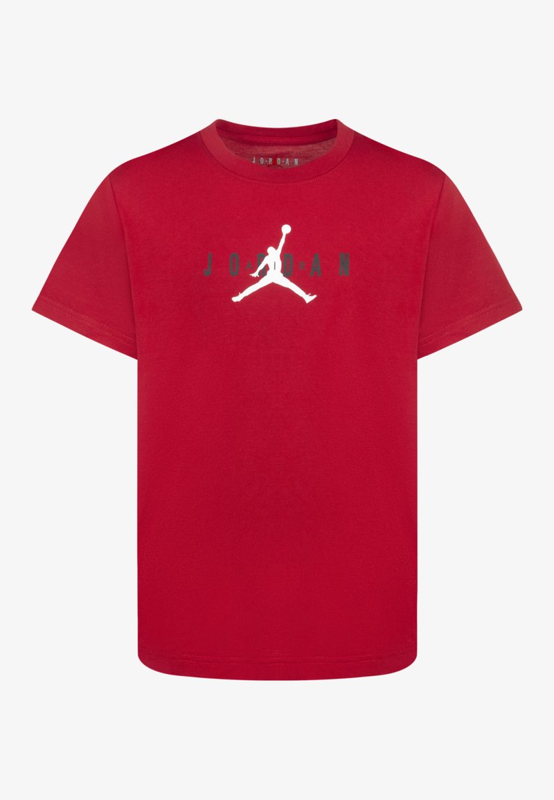 Camiseta de algodón roja con mangas cortas. Presenta un logo Jumpman blanco y "JORDAN" en letras oscuras a lo largo del pecho. Textura suave.