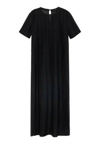 Črna obleka do kolen s kratkimi rokavi, okroglim ovratnikom, odprtino na hrbtu in vertikalnimi gubami za teksturo.