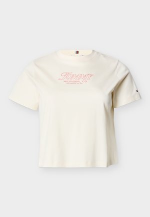 Kurzärmeliges T-Shirt aus Baumwolle in Cremefarbe mit einem pinken "TOMMY HILFIGER CO." Logo auf der Vorderseite und einem kleinen Logo-Akzent auf dem Ärmel.