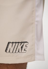 Nike Performance ACADEMY 23 - Pantalón corto de deporte - light orewood brown/white/black