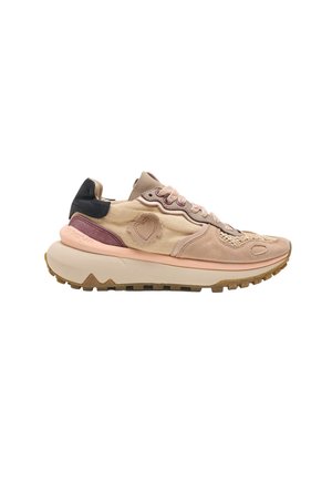 Sneaker beige e rosa con suola spessa, lacci beige, toppa nera sul tallone e motivo a cuore sul lato, vista dal lato esterno.