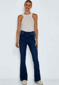 Høy midje, utsvingte mørkeblå jeans laget av denim, med et klassisk fem-lommers design og subtile stikninger.