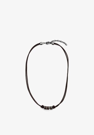 Ledermkette mit mehreren dunklen Holzperlen und Metallelementen. Drei Stränge mit einem einfachen Verschluss und einer verstellbaren Kette.