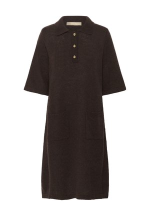 Strick-Polo-Kleid in Dunkelbraun. Mit kurzen Ärmeln, einem Kragen, einer Knopfleiste mit drei Knöpfen und zwei Fronttaschen mit geripptem Material.