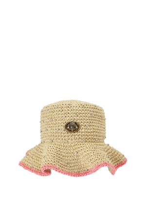 Beige gehaakte bucket hat met kleine strasssteentjes, roze randje en een decoratieve metalen keverbroche aan de zijkant.