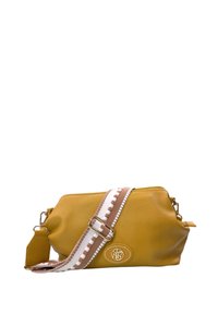 Borsa a tracolla in pelle giallo senape con superficie testurizzata, caratterizzata da una tracolla decorativa marrone e bianca e un'etichetta circolare con logo sul davanti.