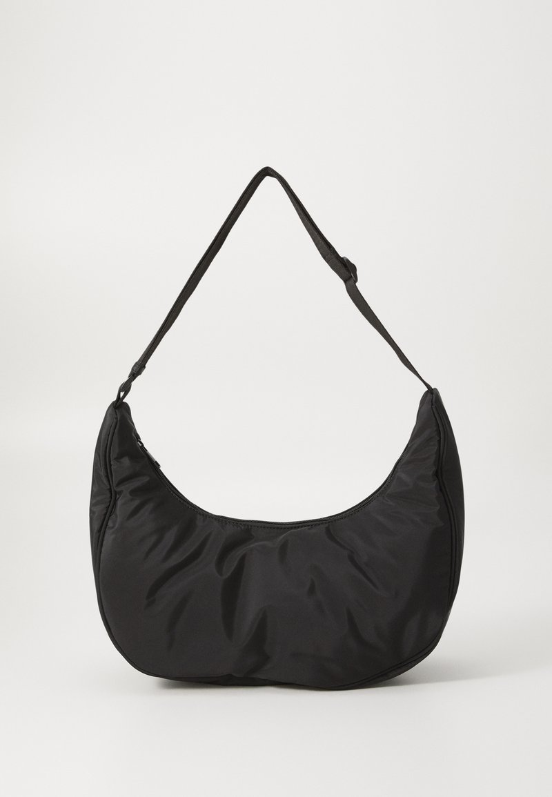 Sac à épaule noir en nylon avec une forme incurvée, doté d'une fermeture à glissière et d'une seule bandoulière réglable. Texture lisse, design minimaliste.