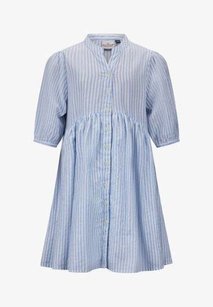 Robe rayée verticale bleu clair et blanc avec manches courtes bouffantes, col mandarin et fermeture boutonnée sur le devant.