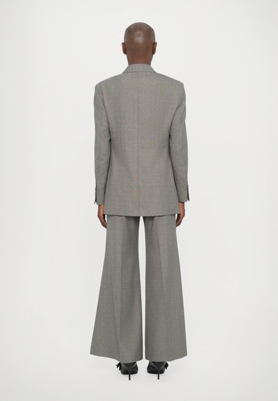 Grijze op maat gemaakte pak met wijde broekspijpen en een getailleerde blazer, met een hounds-tooth patroon, gladde textuur en gestructureerde silhoeet.