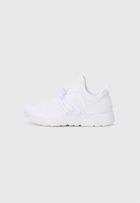 Baskets blanches de sport avec une tige en maille textur�ée, des lacets élastiques et une semelle courbée. Présente un branding subtil sur le côté et le talon.
