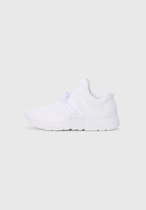 Witte sportieve schoen met een gemêleerde mesh bovenkant, elastische veters en een gebogen zool. Heeft subtiele branding aan de zijkant en op de hiel.