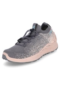 Scarpa sportiva grigia con tomaia in maglia testurizzata, dettagli rosa e suola in gomma nera. Presenta un sistema di bloccaggio delle stringhe per una calzata sicura.