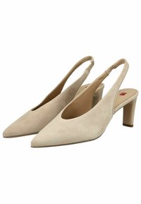 Tacones slingback de ante beige con punta afilada, tacón mediano de bloque y banda elástica, que cuentan con un interior suave y un diseño minimalista.