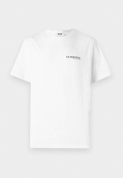 T-shirt en coton blanc avec un col rond, présentant un petit texte graphique noir "LA VEDDITA" sur la partie gauche de la poitrine.