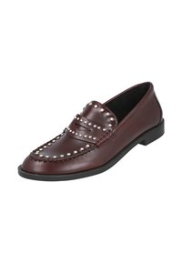 Mocasines de cuero burdeos con acentos de tachuelas, que cuentan con un tacón bajo y costuras decorativas a lo largo de los bordes. Suela plana con una textura suave.