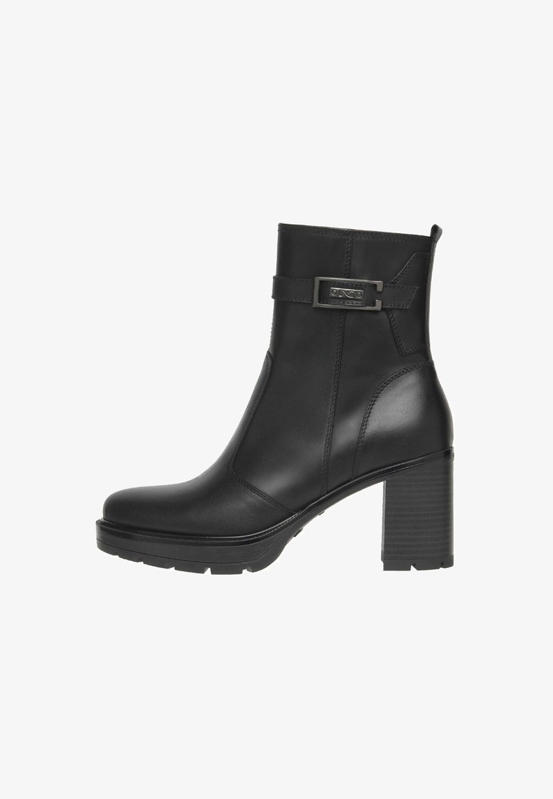 Bottine en cuir noir avec talon bloc, bride latérale et détail de boucle en métal, vue de profil extérieur.
