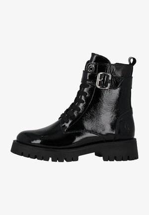 Stivali ankle in pelle verniciata nera con punta rotonda, stringati nella parte anteriore, dettagli con cinturino a fibbia e suole spesse e robuste.