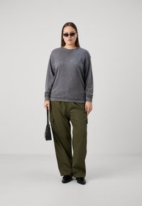 ONLY Carmakoma CARLEONI LIFE O NECK  - Športni pulover - thunderstorm washed