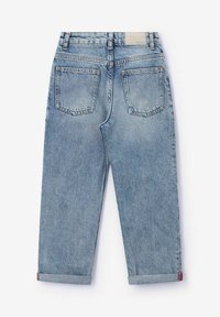 Jean en denim bleu clair avec une coupe décontractée, ourlet retroussé et deux poches arrière avec des détails de surpiqûres visibles. Ceinture simple avec étiquette.