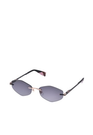 Lunettes de soleil sans monture avec des verres hexagonaux foncés, un pont fin en or et des branches noires avec des détails géométriques et des embouts roses.