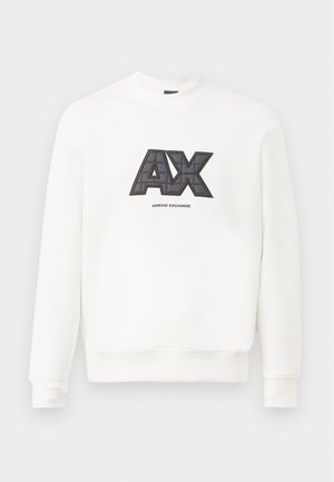 Hanorac alb dintr-un material moale. Prezintă un logo proeminent "AX" în culori negru și gri, cu o textură matlasată și textul "ARMANI EXCHANGE" dedesubt.