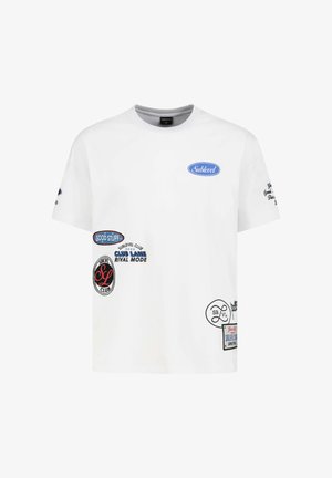 Weißes kurzärmeliges T-Shirt mit mehreren kleinen aufgedruckten Patches und Logos in Blau, Schwarz und Rot, darunter Texte wie "Sublevel" und "Good Stuff."
