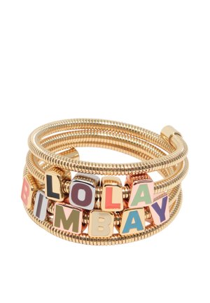 Tres pulseras de coil doradas con cuentas cuadradas multicolores que forman las palabras "BLOLA" y "BIMBAY" sobre un fondo blanco.