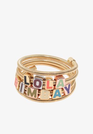 Tres pulseras de coil doradas con cuentas cuadradas multicolores que forman las palabras "BLOLA" y "BIMBAY" sobre un fondo blanco.