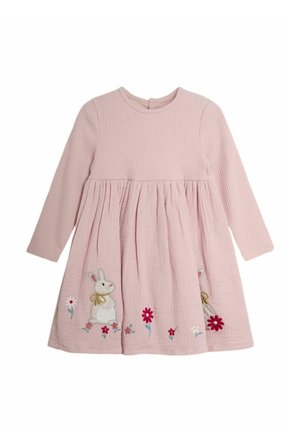 Robe rose côtelée à manches longues, jupe froncée, ornée d'un lapin blanc brodé et de fleurs le long de l'ourlet. Tissu doux et texturé.