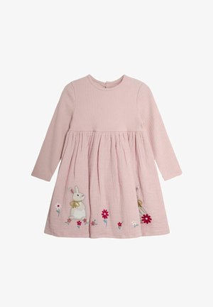 Robe rose côtelée à manches longues, jupe froncée, ornée d'un lapin blanc brodé et de fleurs le long de l'ourlet. Tissu doux et texturé.