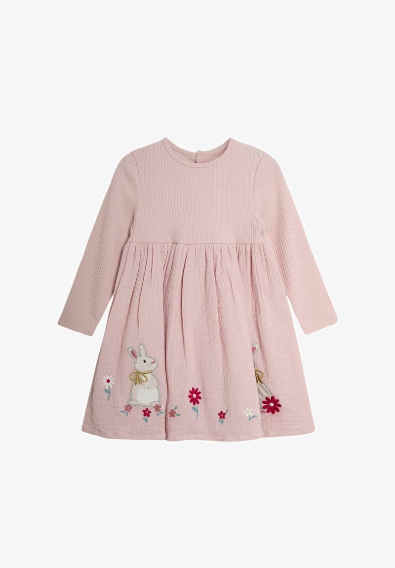 Robe rose côtelée à manches longues, jupe froncée, ornée d'un lapin blanc brodé et de fleurs le long de l'ourlet. Tissu doux et texturé.