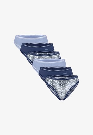 Sześć par bielizny kąpielowej w stylu bikini dla kobiet w odcieniach niebieskiego, w tym gładki jasnoniebieski, gładki granatowy oraz wzorzyste granatowo-białe wzory.