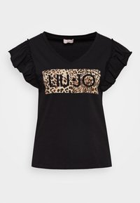 Zwarte t-shirt met korte, gerimpelde mouwen. Voorzien van een panterprint paneel met de tekst "LIU JO" in zwart. V-hals ontwerp. Zachte stof.