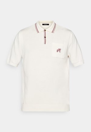 Hvit kortermet poloskjorte med maroon stripete krage og knappestolpe, frontlomme med liten brodert maroon monogram.