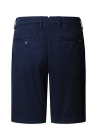Pantaloncini blu navy alla ginocchia con passanti per cintura, due tasche posteriori con patta e bottone, e una piccola targhetta con logo sulla tasca destra.