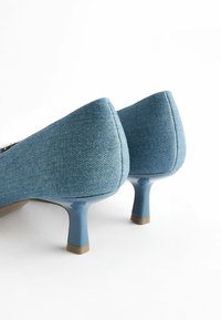 Next FOREVER COMFORT JEWEL TRIM KITTEN - REGULAR FIT - Pumps - denim